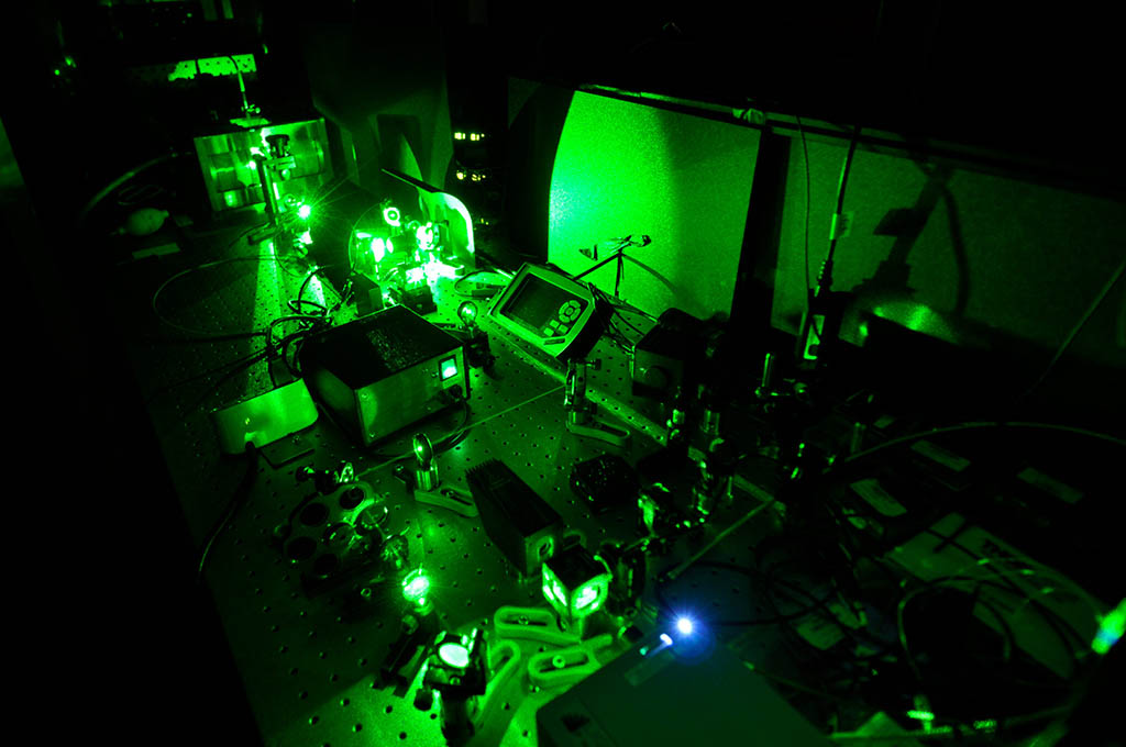 Dark quantum sensing lab illuminated with green lights.