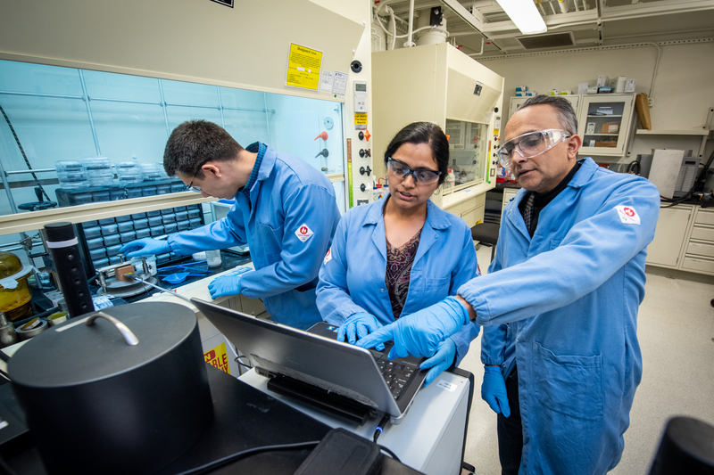 Group of scientists using a Hot Disk for Thermal Measuring.