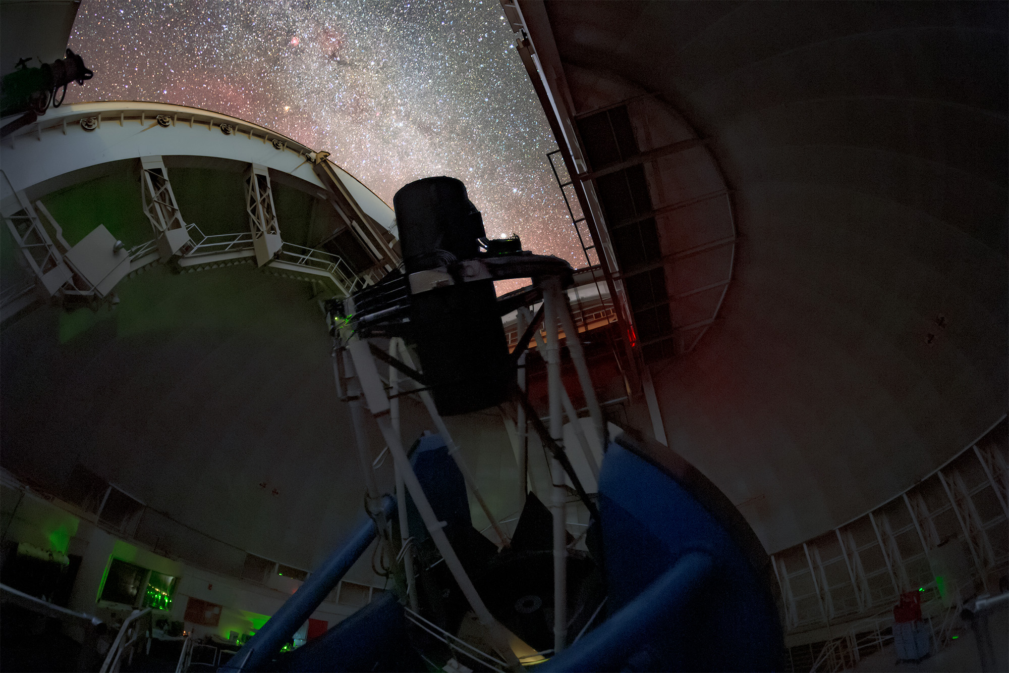 The roof of the Dark Energy Spectroscopic Instrument opens up to reveal a starry night sky.