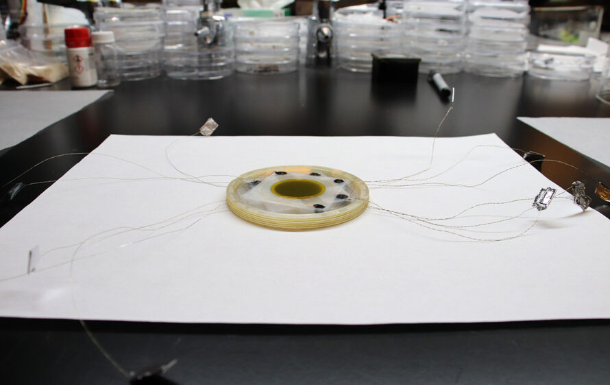 The heat pump appears as a stacked circle of polymer films.